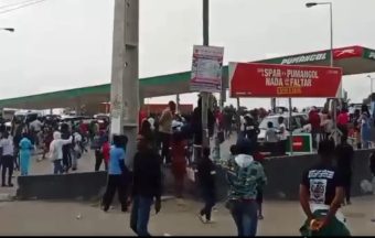 Angola Rusuh, Masyarakat Setempat Menjarah Toko dan Bentrok dengan Polisi!