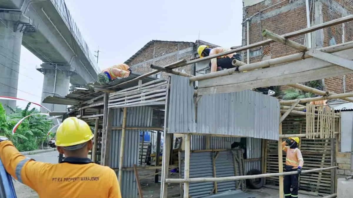 Petugas dari KCIC membongkar sejumlah bangunan liar yang berdiri di lahan KCIC di wilayah Kelurahan Gempolsari, Kota Bandung, Jawa Barat. Foto: ist/dok.KCIC/