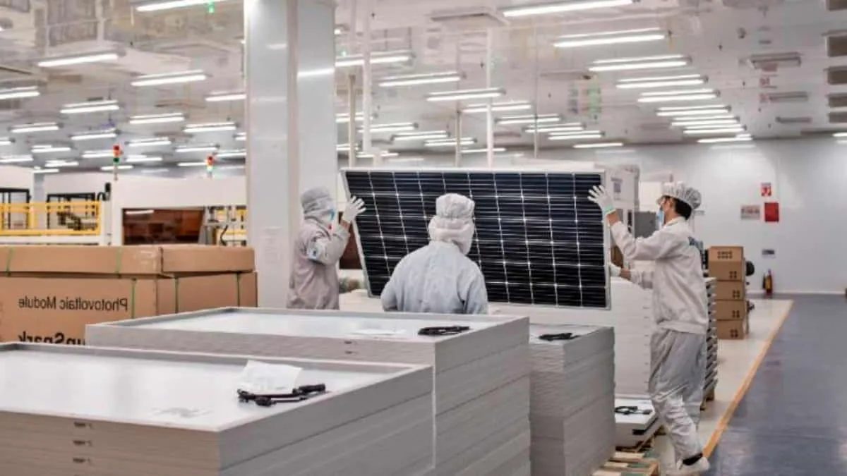 Industri panel surya. Terkena tarif bea masuk imbalan sementara tinggi dari Amerika, Kementerian ESDM menyelidiki dugaan praktik transshipment impor panel surya. Foto: net/
