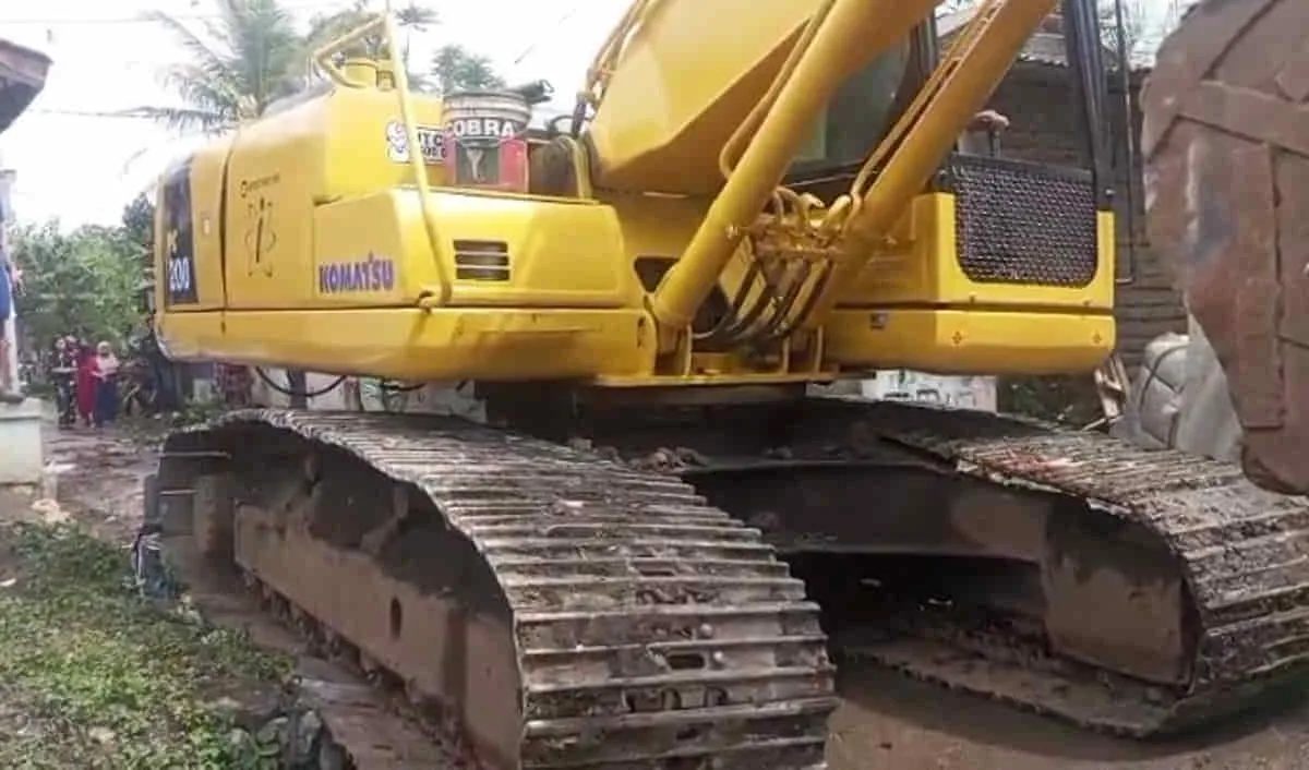 Alat berat dikerahkan ke objek wisata Situ Ciburuy di Padalarang, KBB, untuk membongkar bangunan liar yang berada di kawasan tersebut. (Foto: Adi H/Trustjabar)