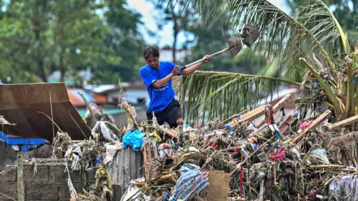 Warga Filipina membersihkan puing akibat dampak Topan Kalmaegi. Menewaskan 114 orang, Presiden Filipina mengumumkan keadaan darurat Topan Kalmaegi. Foto: ist/net