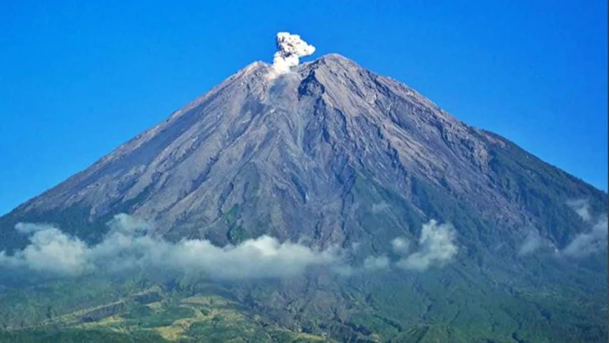 Gunung Semeru kembali menunjukkan aktivitas vulkanik menyemburkan kolom abu setinggi 1000 meter di atas puncak. Foto: istimewa/