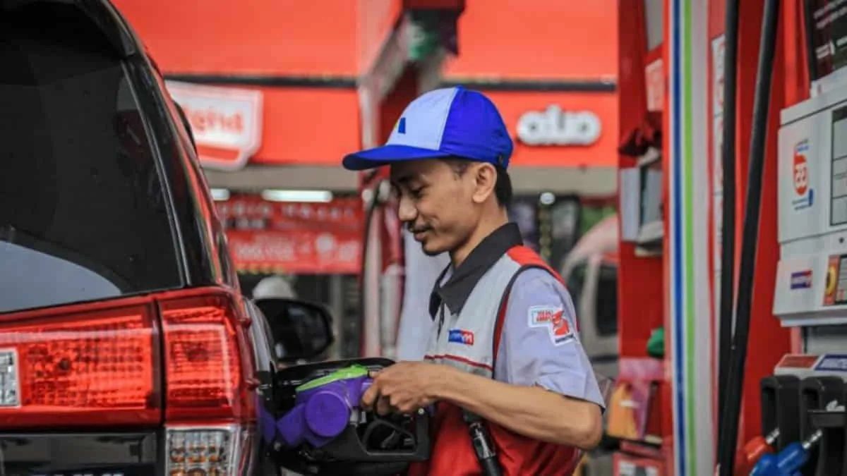 Petugas SPBU sedang mengisi bahan bakar kendaraan. Tahun depan, pemerintah berencana menerapkan kebijakan pencampuran etanol E10 untuk semua bahan bakar berbasis bensin. Foto: ist/net