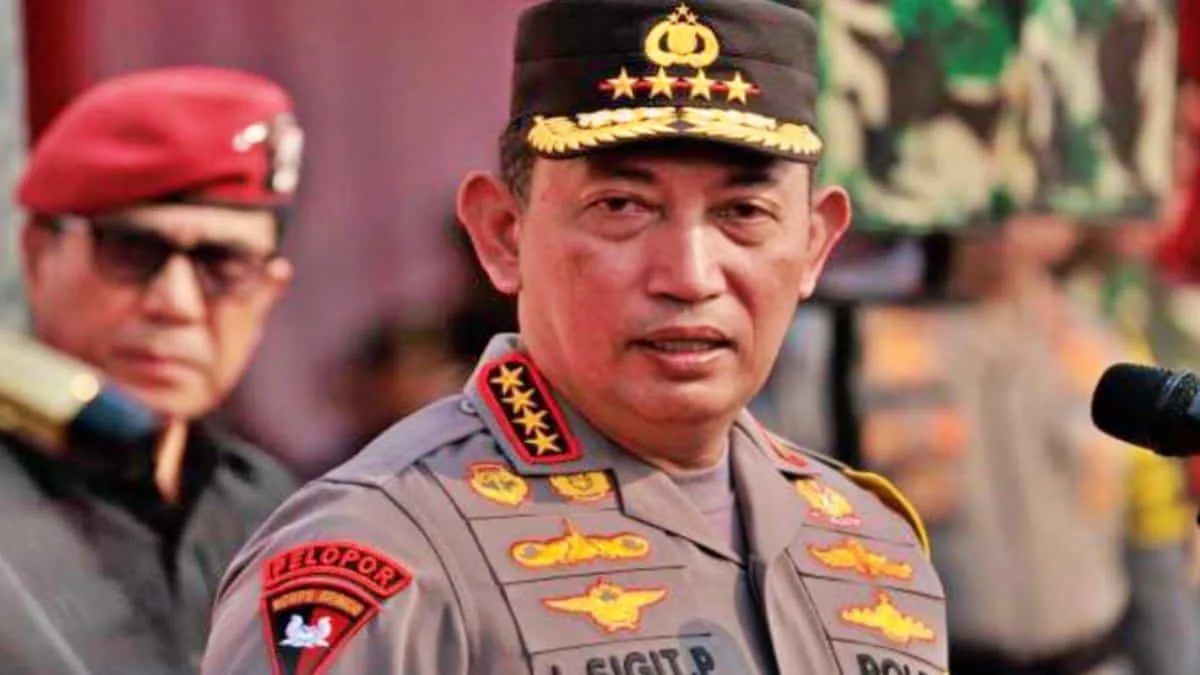 Kapolri Jenderal Listyo Sigit Prabowo mengaku telah mengerahkan Propam Polri mengusut tuntas tragedi Pejompongan yang melibatkan oknum anggota Brimbob saat melindas pengemudi ojol dengan rantis. Saat ini, Propam Polri sudah mengamankan tujuh anggota Brimob dalam tragedi Pejompongan itu. Foto: net/