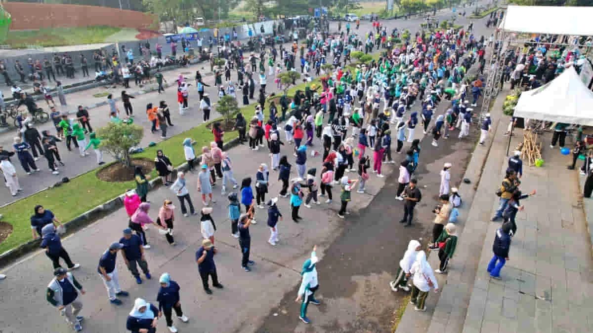 Warga mengikuti senam bugar dalam kegiatan Car Free Day (CFD) di Jalan Al Fathu Soreang, Kabupaten Bandung, Jawa Barat, pada Minggu (21/6/2026). Foto: Dok. Diskominfo Pemkab Bandung