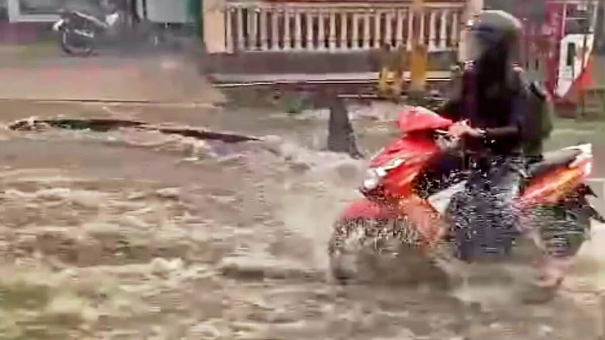 Seorang pengendara menerobos derasnya arus banjir yang terjadi di Pasar Ahad, Cikole, Lembang, Bandung Barat, Jawa Barat. Warga mengaku baru kali ini banjir menerjang kawasan itu. Warga menuding penyebab banjir lantaran maraknya alih fungsi lahan di kawasan hulu. ist/
