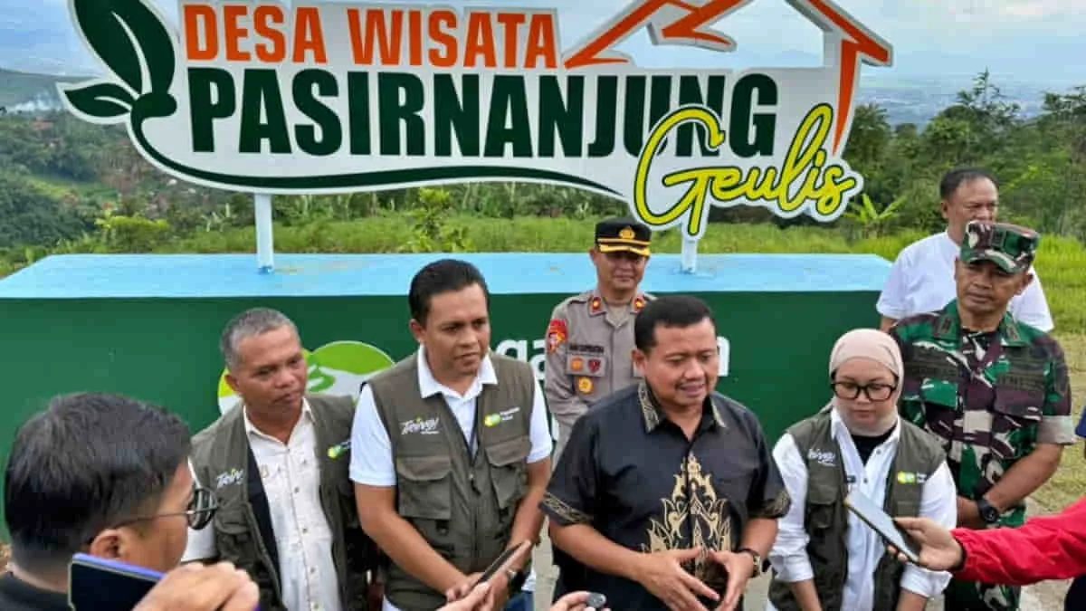 Bupati Sumedang Dony Ahmad Munir dan Pimpinan PT Pegadaian Kanwil X Jawa Barat Eko Supriyanto saat diwawancarai awak media seusai peresmian program Pegadaian Peduli Desa, Kamis (2/4/2026). Foto: istimewa/