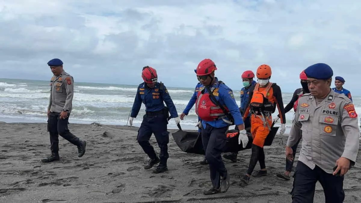 Tim SAR gabungan mengevakuasi jenazah korban bernama Angga (19) yang tenggelam ketika perahu KM Elang Samudera yang ditumpanginya terbalik di Perairan Cidaun, Cianjur, Jawa Barat. Selain Angga, ada juga korban lainnya yang juga meninggal atas nama Haikal (19). Foto: SAR Bandung/