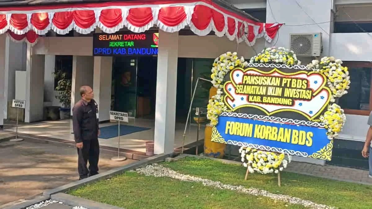 Forum korban BDS mengirimkan karangan bunga ke DPRD dan Bupati Bandung, Jawa Barat. Menariknya, tulisan di dalam karangan bunga itu berisi terkait  kritik dan aspirasi. Foto: ist/