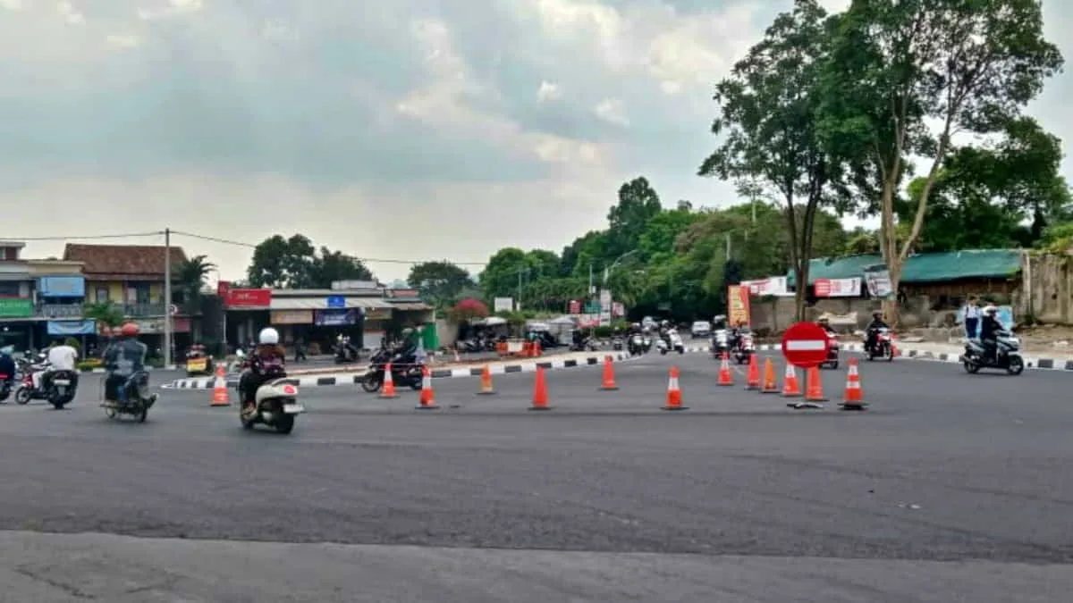 Pengendara saat melintasi Bundaran Jati di Kota Cimahi, Jawa Barat. Meski pembangunan bundaran itu sudah rampung, namun pengendara harapkan agar terpasang juga traffic light. Foto: Adi/trustjabar