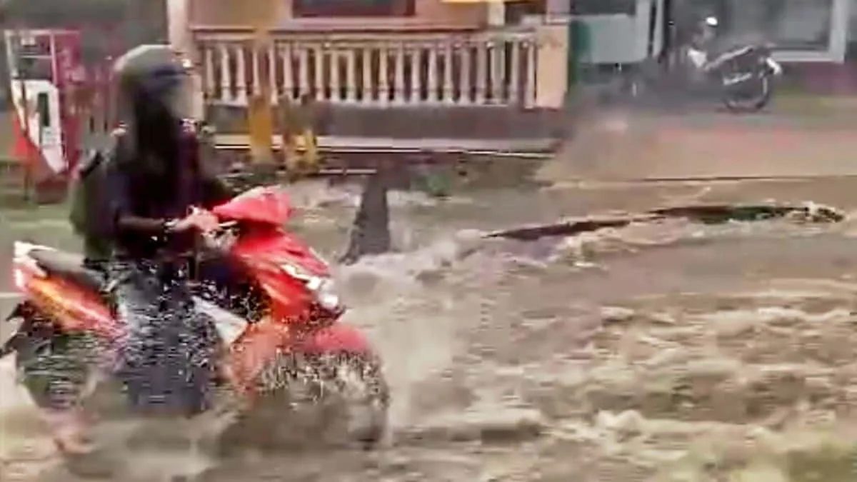 Seorang pengendara menerobos genangan banjir di Lembang, Bandung Barat, Jawa Barat. Hilangnya daerah resapan air berdampak sejumlah titik di Bandung Barat menjadi langganan banjir. Foto: dok.trustjbar/