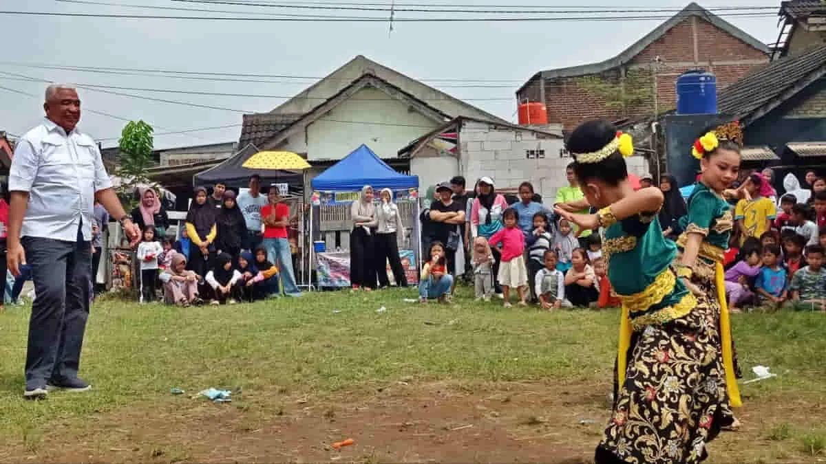 Anggota DPRD Jawa Barat, Saeful Bachri (baju putih) menyaksikan penampilan penari jaipong yang masih berusia belia dalam kegiatan Dewan Menyapa Berbasis Budaya di Desa Bojong Malaka, Kecamatan Baleendah, Kabupaten Bandung, Minggu (23/11/2025). Saat ini DPRD Jawa Barat telah mengesahkan Raperda tentang Pemajuan Kebudayaan  sebagai penguatan pelestarian warisan budaya di Jawa Barat.  Foto: ecp/trustjabar