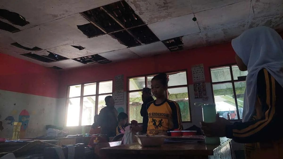 Kondisi ruang kelas di SD Negeri Sindangsari, Desa Citatah, Kecamatan Cipatat, Kabupaten Bandung Barat (KBB) yang memprihatinkan karena plafonnya bolong dan rawan bocor jika hujan.  (Foto Adi H/Trustjabar.Com)