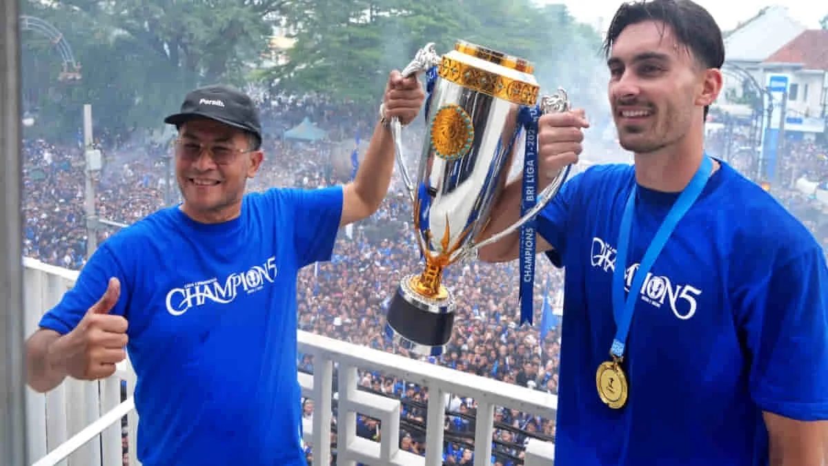 Wakil Gubernur Jawa Barat Erwan Setiawan (kiri) mengaku telah melakukan pembicaraan dengan pihak manajemen terkait rencana pembuatan museum Persib Bandung di Stadion GBLA. Foto: Diskominfo Pemprov Jabar/