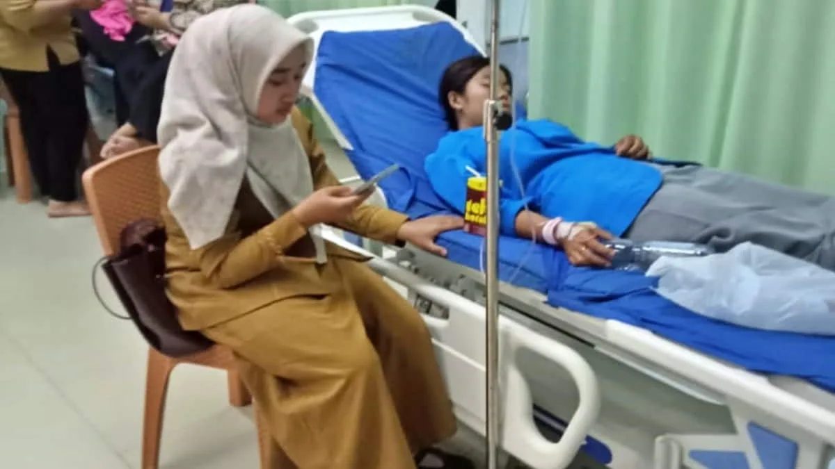Seorang siswa SMK Pembangunan Bandung Barat, Jawa Barat, terbaring menjalani perawatan di RSUD Cililin seusai mengalami keracunan makanan massal diduga dari menu MBG, Senin (22/9/2025). Foto: ist/
