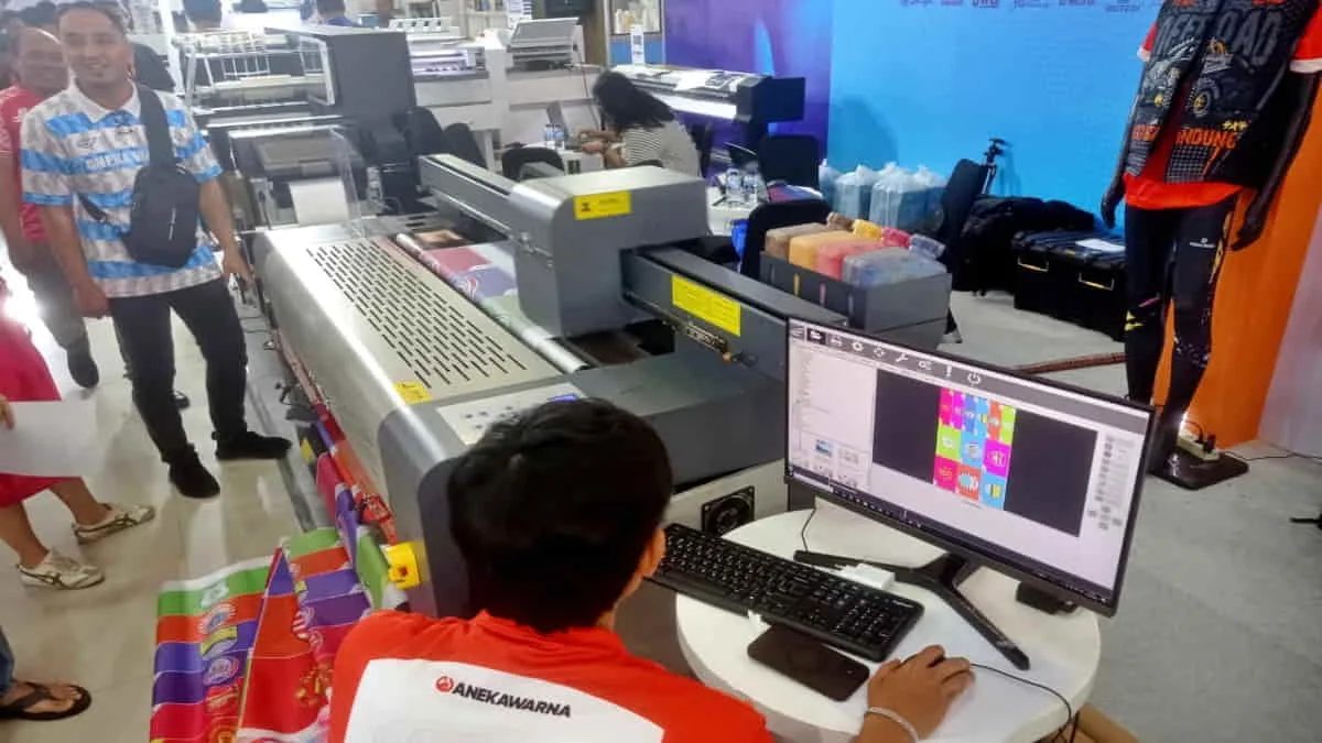 Pameran IAPE 2025 di Kota Bandung, Jawa Barat. Industri tekstil Jawa Barat kembali bangkit dengan jumlah kegiatan ekspor menembus USD 2,99 miliar. Foto: Ghani Rahmat/trustjabar