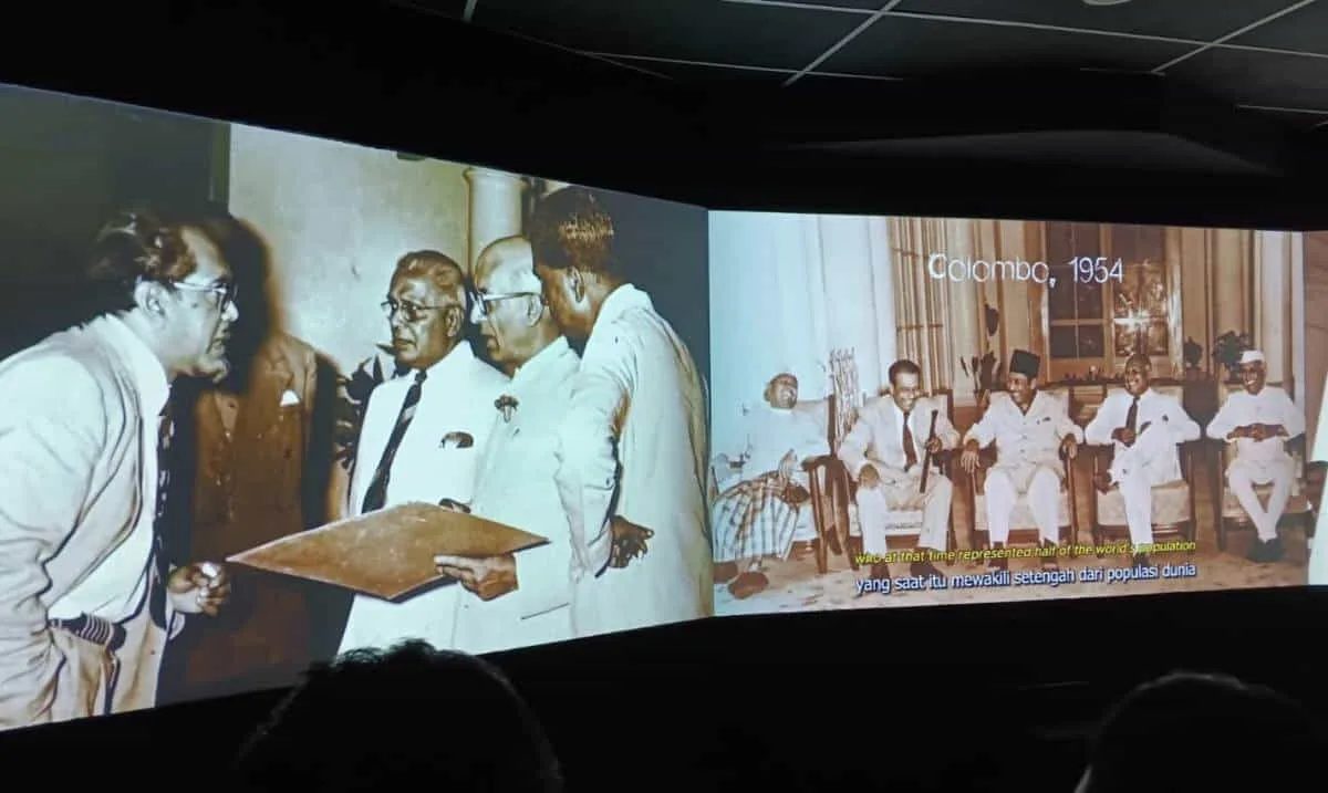 Museum LOTUS, menggunakan teknologi AI membawa pengunjung dapat merasakan suasana di ruang Sidang Konferensi Asia Afrika 1955. (Foto: Ghani Rahmat/trustjabar).