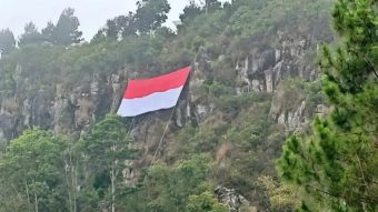 Bendera Merah Putih Raksasa Berkibar di Tebing Gunung Batu Bandung Barat Setinggi 300 Meter