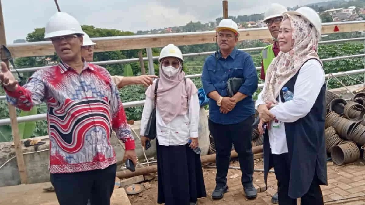 DPRD Kabupaten Bandung Barat, Jawa Barat, saat melakukan peninjauan lapangan pembangunan gedung layanan medis RSUD Lembang. Foto: Adi/trustjabar.com