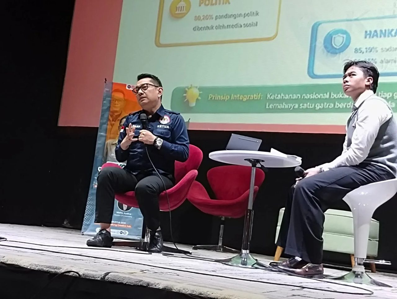 Ketua  KPID Jawa Barat Dr. Adiyana Slamet memaparkan hasil riset KPID Jabar tentang peluang dan tantangan media digital bagi ketahanan nasional, di BCH, Senin (10/08/2026).