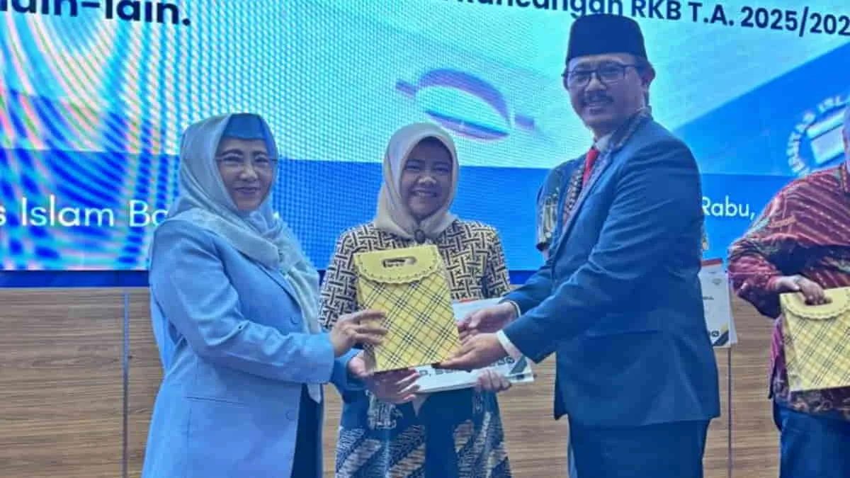 Dekan Fikom Unisba Bandung, Atie Rachmiatie saat menerima penghargaan Akreditasi Unggul BAN PT. Prodi Ilmu Komunikasi Fikom Unisba kembali meraih akreditasi unggul 2025 BAN PT. Foto: ist/