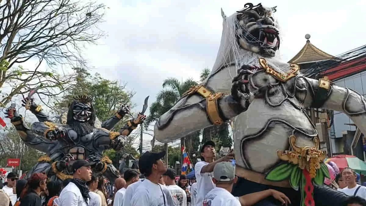 Berbagai replika karakter memeriahkan parade karnaval perayaan HUT RI di Lembang Bandung Barat, Jawa Barat. Foto: Adi/trustjabar