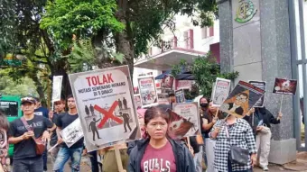 Massa Geruduk Kejati Jawa Barat, Aksi Teatrikal Warnai Unjuk Rasa Gabungan Aktivis Bandung Barat