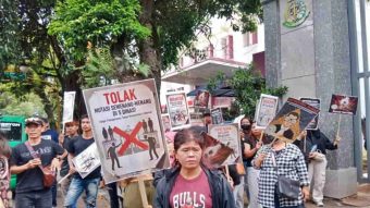 Massa Geruduk Kejati Jawa Barat, Aksi Teatrikal Warnai Unjuk Rasa Gabungan Aktivis Bandung Barat