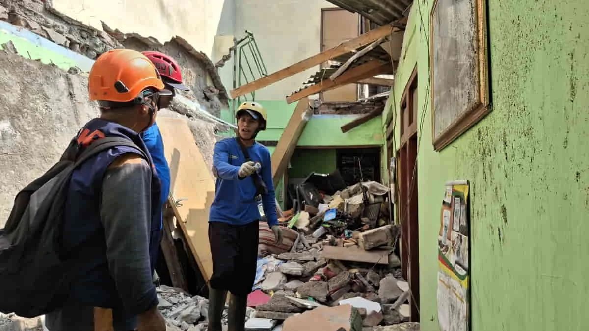 Petugas BPBD dan Damkar Cimahi, Jawa Barat, saat melakukan assessment sebuah rumah yang ambruk. Dari hasil assessment, penyebab ambruknya rumah itu akibat gagal konstruksi dan sudah mengalami pelapukan bangunan. Foto: ist/