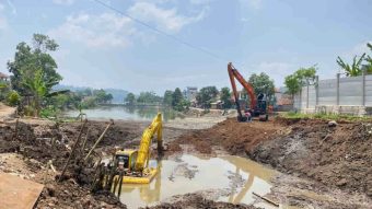 Pengerukan Situ Ciburuy, Satu Ekskavator Nyaris Ambles