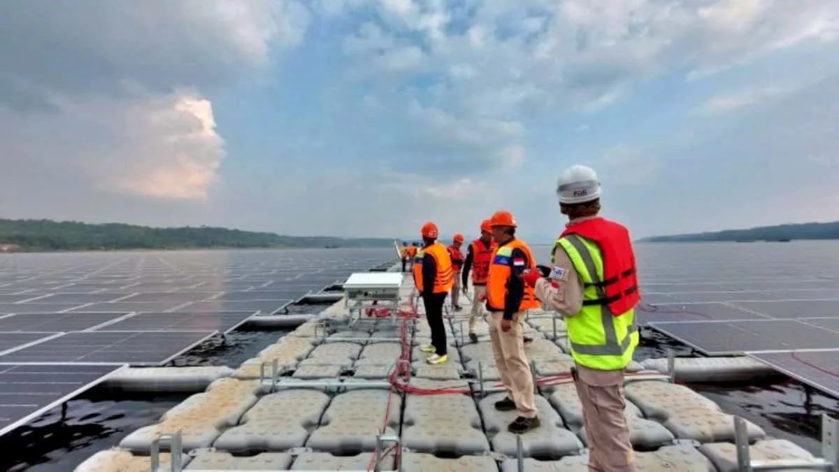 PLN resmi akan membangun PLTS Terapung Saguling di Bandung Barat, Jawa Barat yang akan memperkuat pasokan listrik Jawa-Bali. Foto: Ghani Rahmat/trustjabar