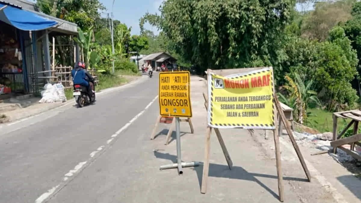 Ruas Jalan Cililin-Sindangkerta, Bandung Barat, Jawa Barat, rusak akibat tergerus longsor. akibatnya arus lalu lintas terganggu. Foto: Adi/trustjabar