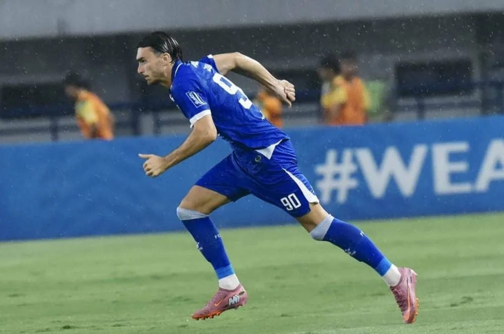 Andrew Patrick Jung  pertama kali merumput bersama Persib saat kontra Persebaya, Jumat (12/9/2025). Pertandingan di Gelora Bandung Lautan Api ini, Persib menang tipis 1:0 atas Persebaya. (foto: @Persib)