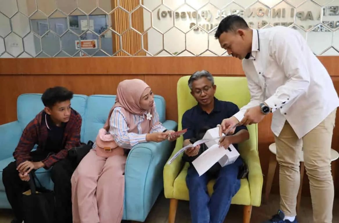 Nur Daffa Pratama  (kiri) mendapat penghargaan dari PR KAI (Persero) Daop 2 Bandung,  atas aksinya menjaga keselamatan kereta api, Jumat (26/9/2025).