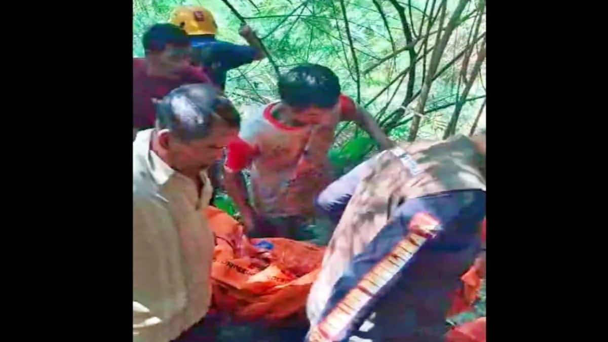 Tangkapan layar video amatir evakuasi jasad korban Agus Sutisna (52) yang hanyut terbawa arus aliran Sungai Cibanjaran. Tim SAR gabungan berhasil menemukan jasad korban pada Kamis (16/4/2026). Foto: istimewa/