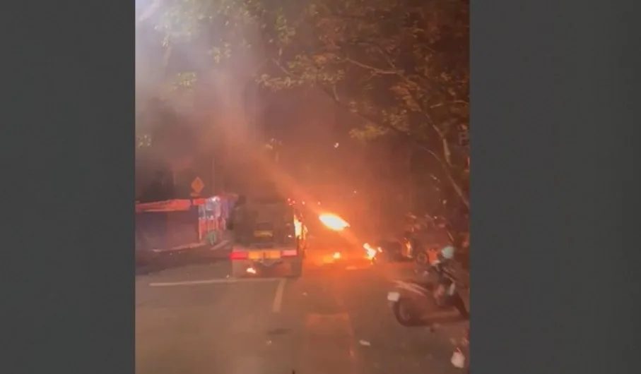 Tangkapan layar saat bom molotov dilempar orang non-mahasiswa kepada kendaraan polisi di kampus Unisba. (Ist)