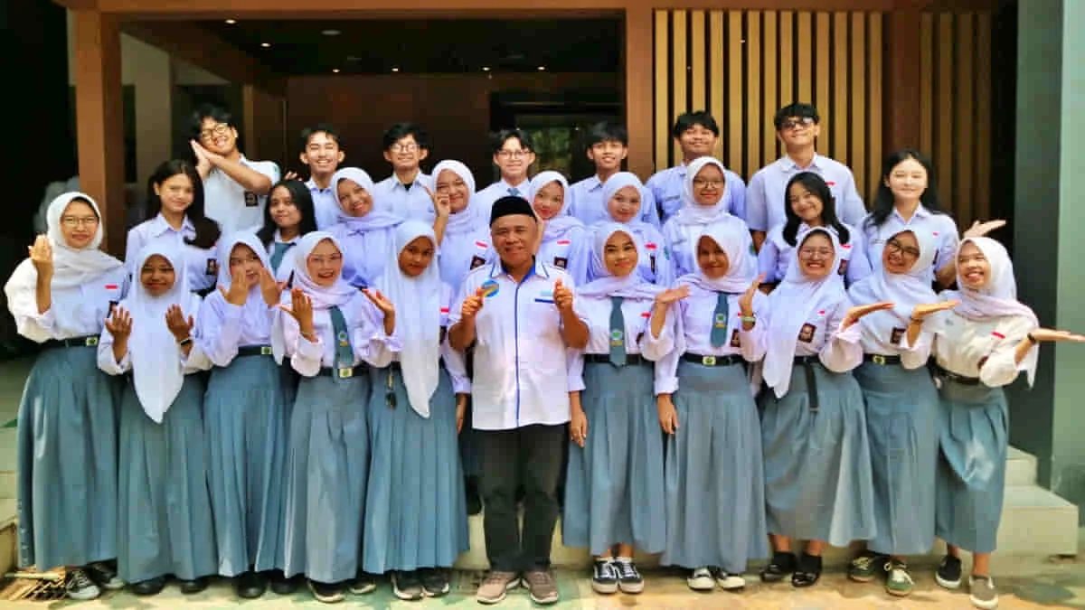 Kepala SMA Pasundan 1 Bandung, Kota Bandung, Jawa Barat, saat berfoto bersama dengan anak didiknya. Pada SNBP 2026, SMA Pasundan 1 Bandung berhasil menorehkan catatan prestasi. Foto: Asep Awal/trustjabar