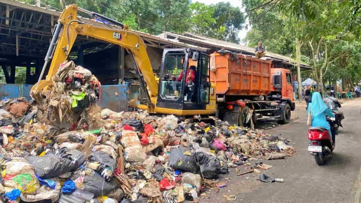 Alat berat mengangkut tumpukan sampah ke dalam truk pengangkut. Gubernur Jawa Barat Dedi Mulyadi akhirnya menyetujui usulan penambahan ritase pembuangan sampah Bandung Barat ke TPA Sarimukti. Foto: Adi/trustjabar