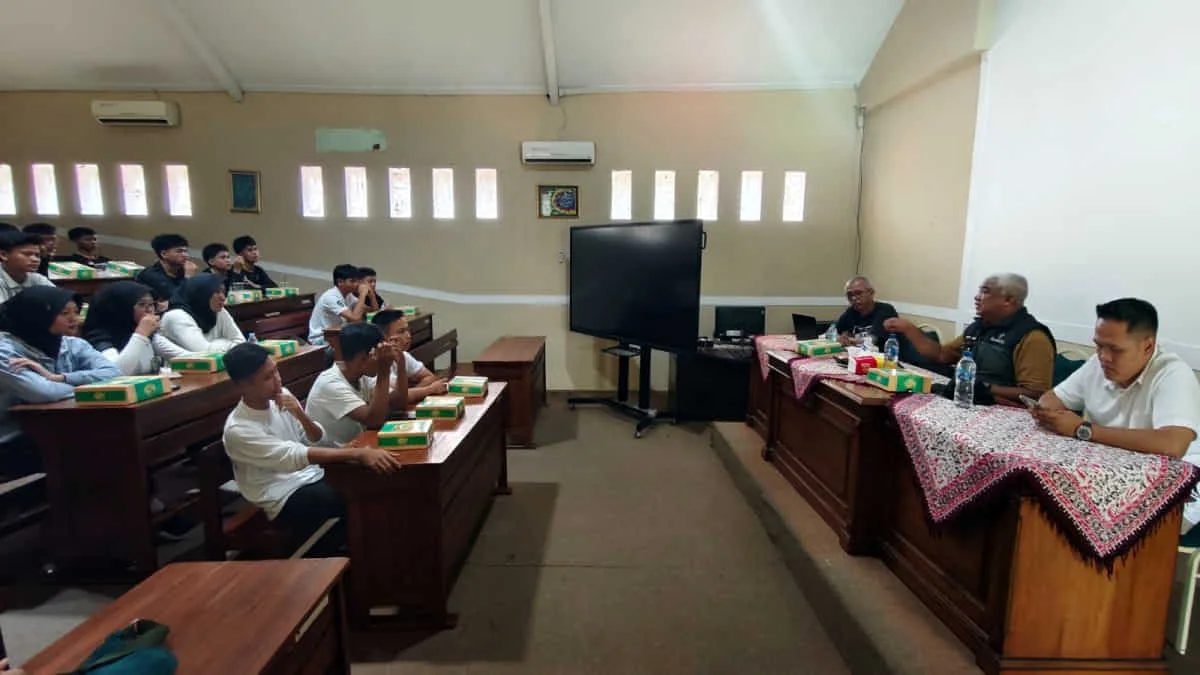 Anggota DPRD Jawa Barat Saeful Bachri memberi pendidikan demokrasi kepada siswa SMAN 1 Baleendah sebagai pemilih pemula pada, Minggu (19/10/2025). (Foto: Istimewa)
