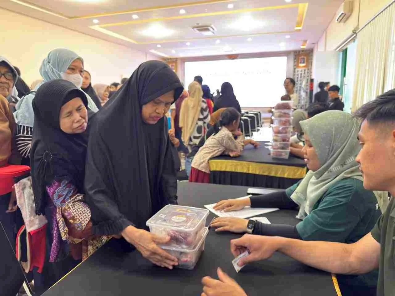 Pegadaian Kanwil X Jawa Barat menyerahkan daging kurban warga di sekitar kantor, Jumat (29/05/2026).