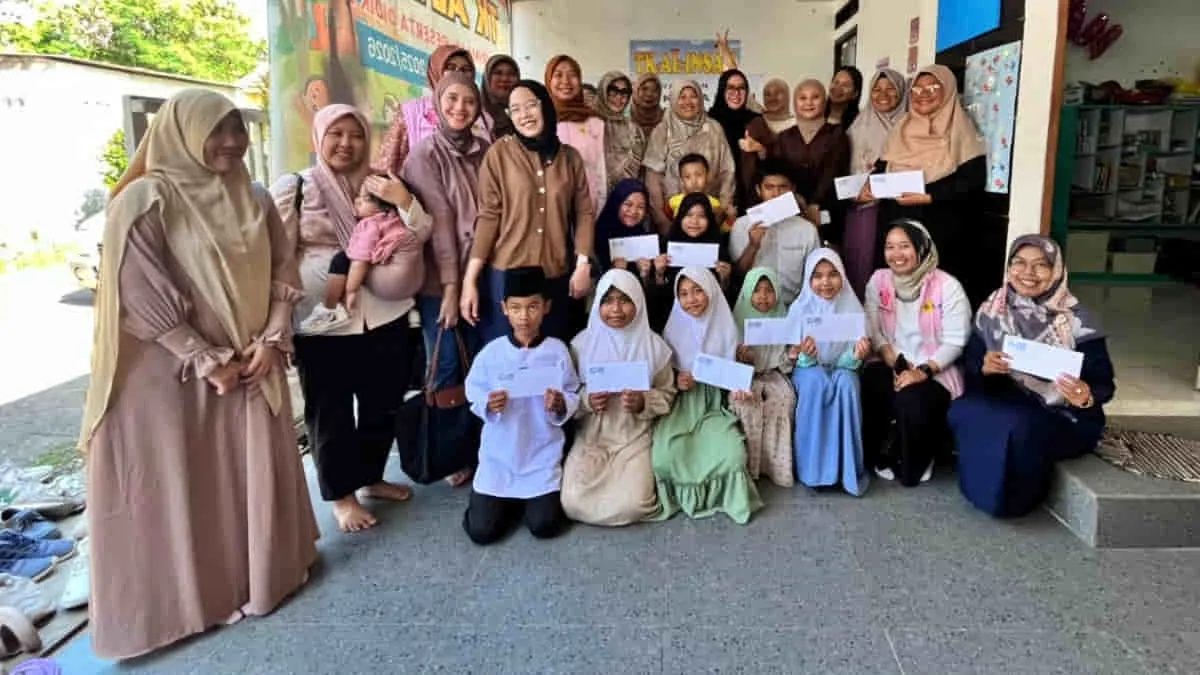 Srikandi PLN dan PIKK PLN UP3 Majalaya saat menggelar kegiatan sosial dalam rangka memperingati Hari Kartini di Yayasan Karya Insan Bersahaja, Ciparay, Kabupaten Bandung, beberapa waktu lalu. Foto: istimewa/
