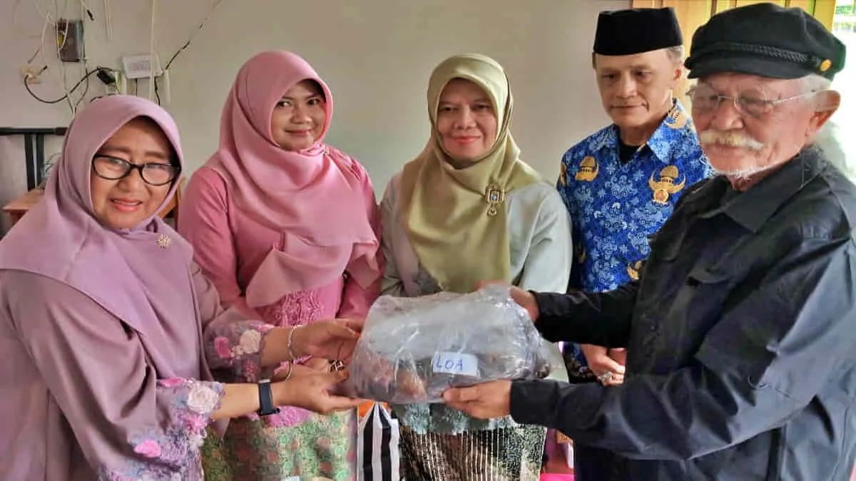 Penasihat Somasi Kabupaten Bandung, Jawa Barat, Eyang Memet (kanan) secara simbolis menyerahkan biji tanaman kepada Kepala SMPN 1 Pasirjambu dalam upaya memperkaya keanekaragaman hayati untuk pelestarian lingkungan. Foto: cep/trustjabar