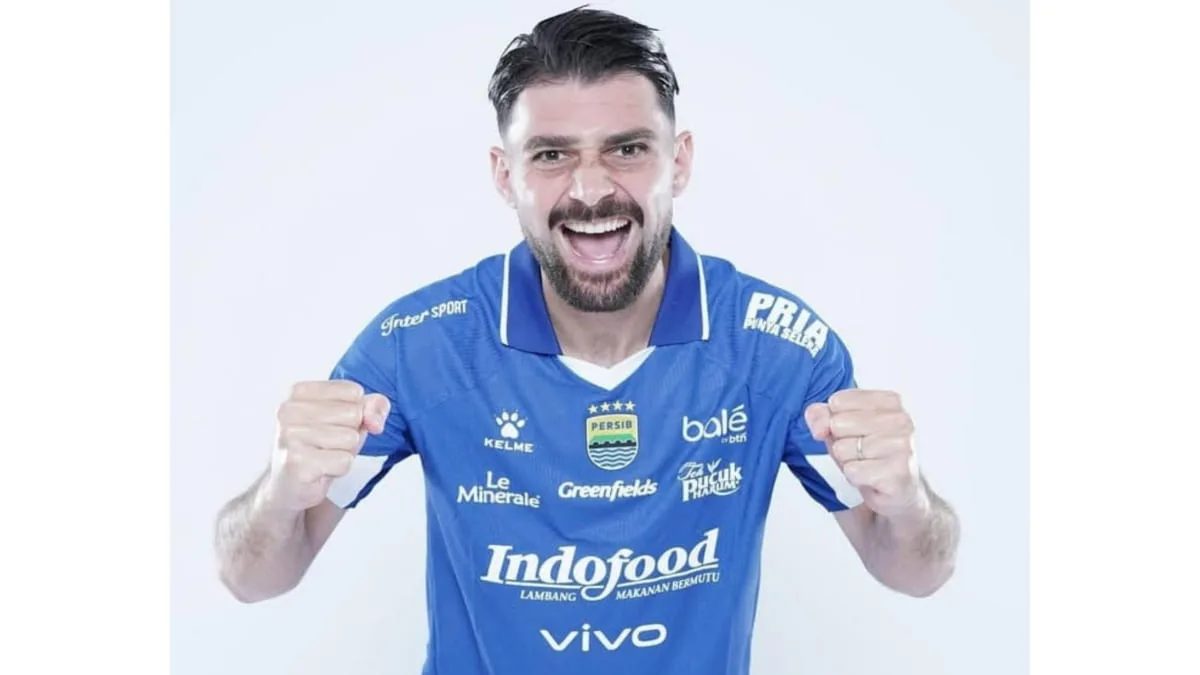 Saat berlaga menghadapi Semen Padang di GBLA Bandung, pemain Persib Frans Putros mengaku menikmati permainan dengan berduet bersama Beckham Putra. Foto: ist/net