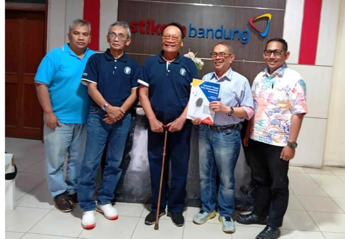 Pengurus PRSSNI Jawa Barat dan Ketua Stikom Bandung usai menandatangi kerja sama untuk perkuat kompetensi penyiaran pada mahasiswa. (Foto: Istimewa)