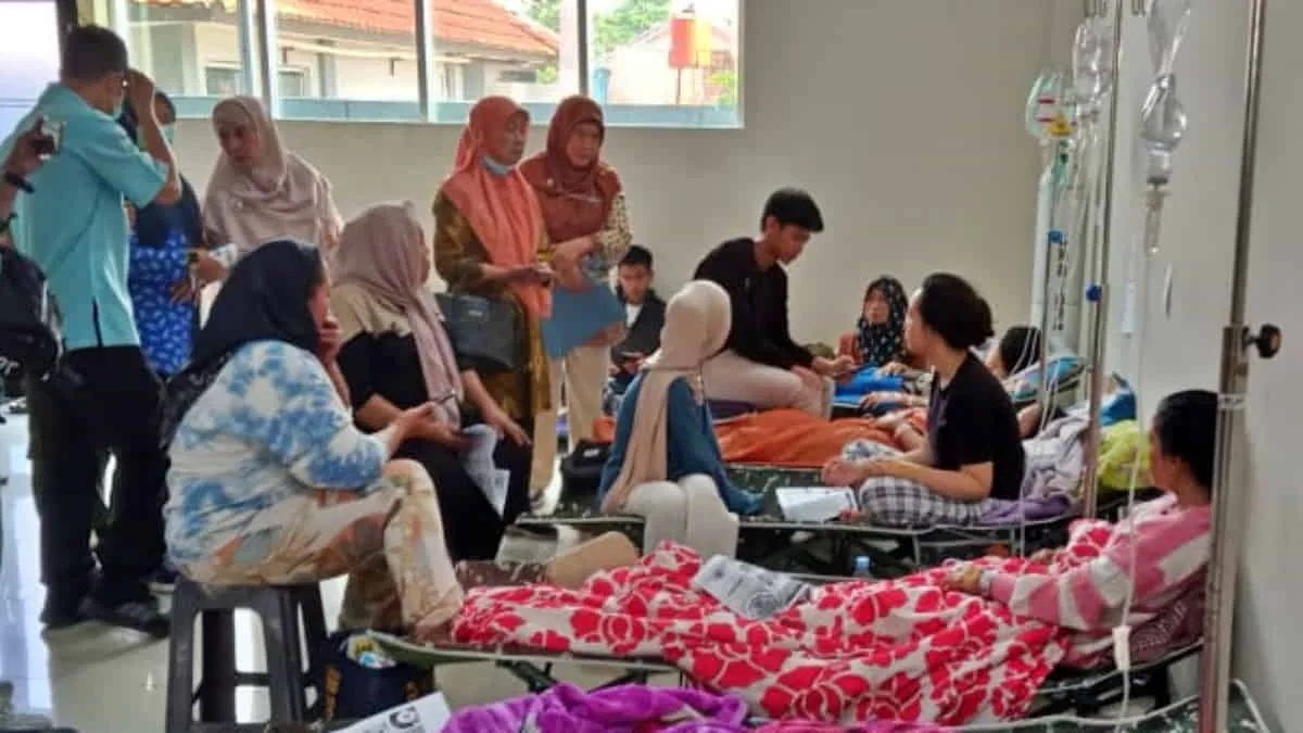 Dokumentasi pasien keracunan makanan menu MBG di Bandung Barat, Jawa Barat, beberapa waktu lalu. Akibat banyak korban keracunan, sejumlah kalangan mendesak agar program MBG ini dihentikan. Foto: dok.trustjabar/