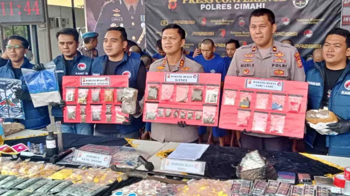 Kapolres Cimahi AKBP Niko N Adi Putra menunjukkan barang bukti kasus penyalahgunaan narkotika berbagai jenis dari 31 pelaku dalam gelar perkara di Mapolres Cimahi, Kamis (14/8/2025). Foto: Adi/trustjabar