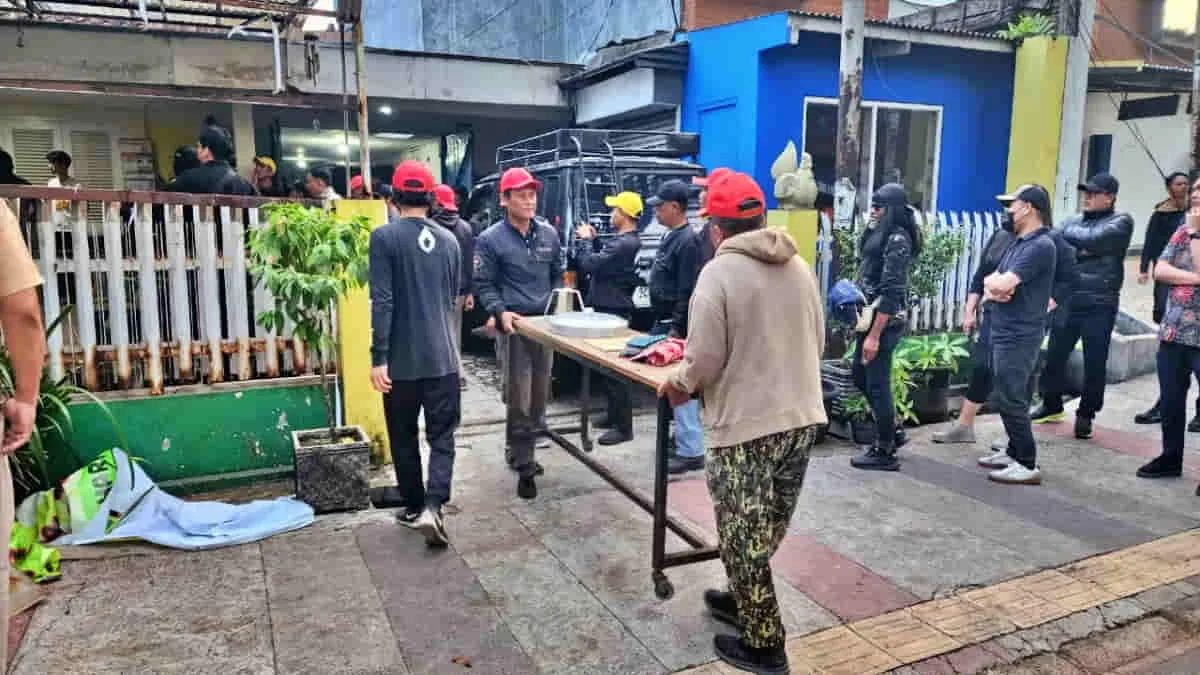 KAI Daop 2 Bandung sat melakukan penertiban aset dan bangunan strategis di Jalan Natuna, Kota Bandung, Jawa Barat. Foto: Ghani Rahmat/trustjabar