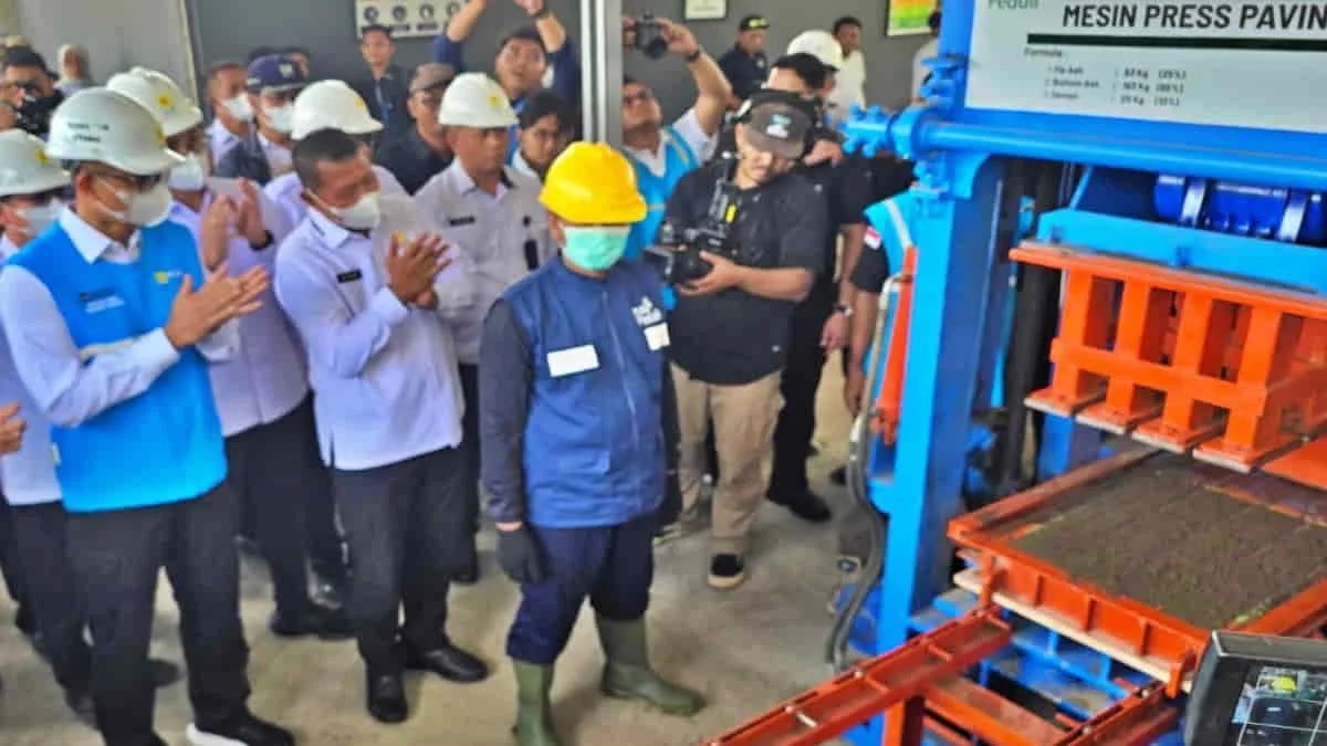 Menteri Imipas Agus Andrianto dan Direktur Utama PT PLN Darmawan Prasodjo saat meninjau workshop pengolahan FABA menjadi batako dan paving block di Lapas Nusakambangan, Cilacap, Jawa Tengah. Warga binaan Lapas Nusakambangan kini mampu mengolah limbah FABA menjadi batako dan paving block bernilai ekonomis tinggi. Foto: ist/