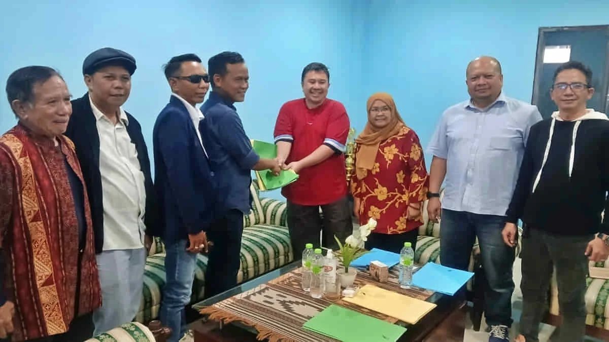 Bakal calon Ketua PWI Jawa Barat Tantan Sulthon Bukhawan (ke empat dari kiri) menyerahkan berkas pendaftaran kepada panitia Konferprov PWI Jawa Barat, Jumat (31/7/2026). Foto: ist/