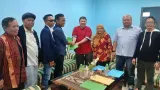 Bakal calon Ketua PWI Jawa Barat Tantan Sulthon Bukhawan (ke empat dari kiri) menyerahkan berkas pendaftaran kepada panitia Konferprov PWI Jawa Barat, Jumat (31/7/2026). Foto: ist/